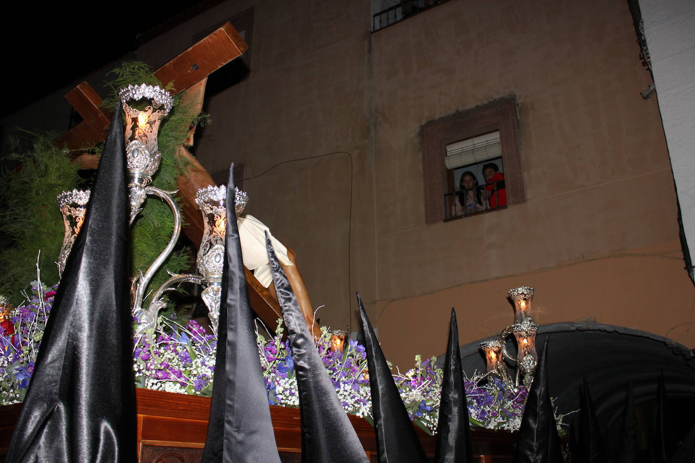 Imagen secundaria 1 - El Cristo de la Peña vuelve a ser el centro de todas las miradas en una noche especial