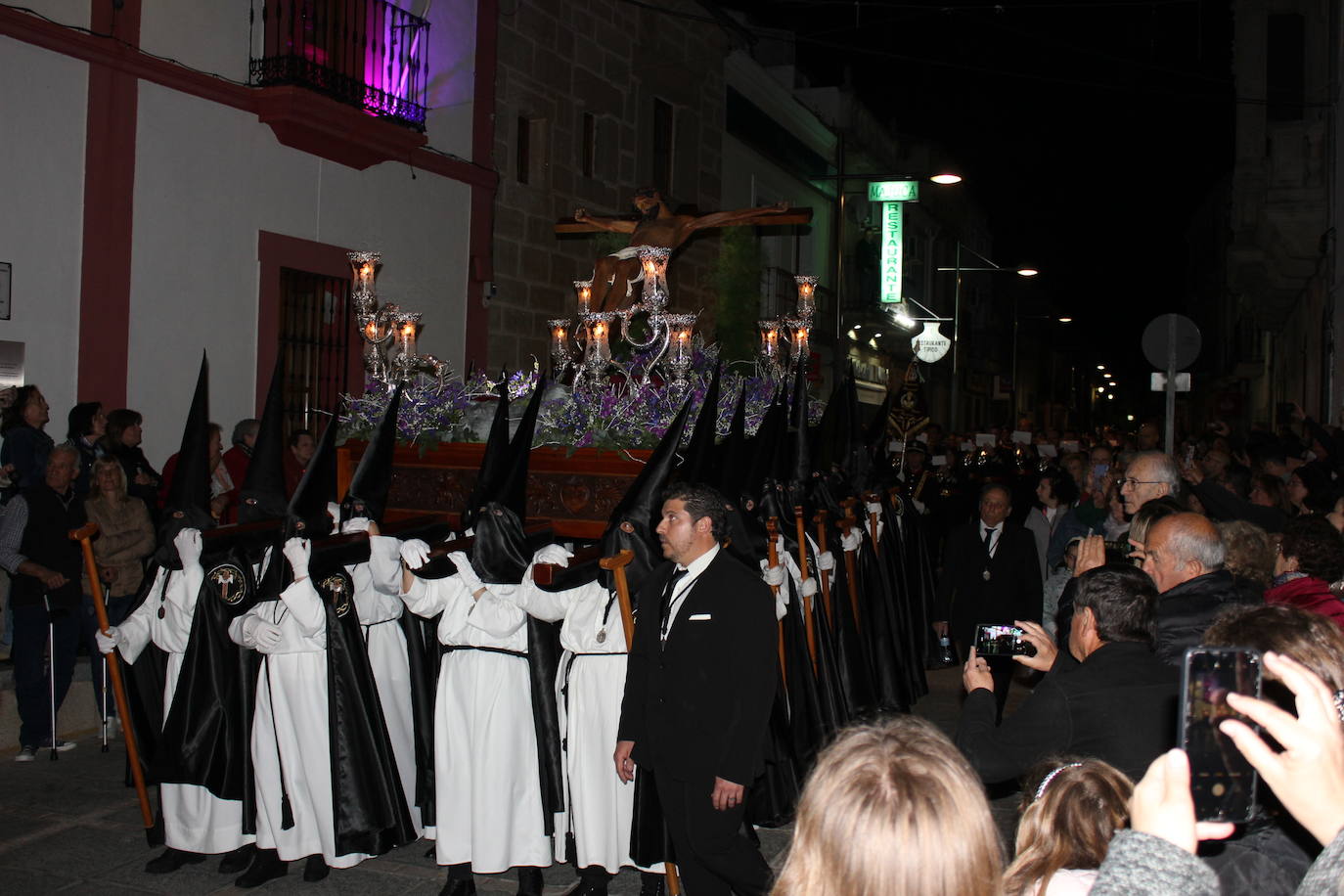 Imagen secundaria 2 - El Cristo de la Peña vuelve a ser el centro de todas las miradas en una noche especial