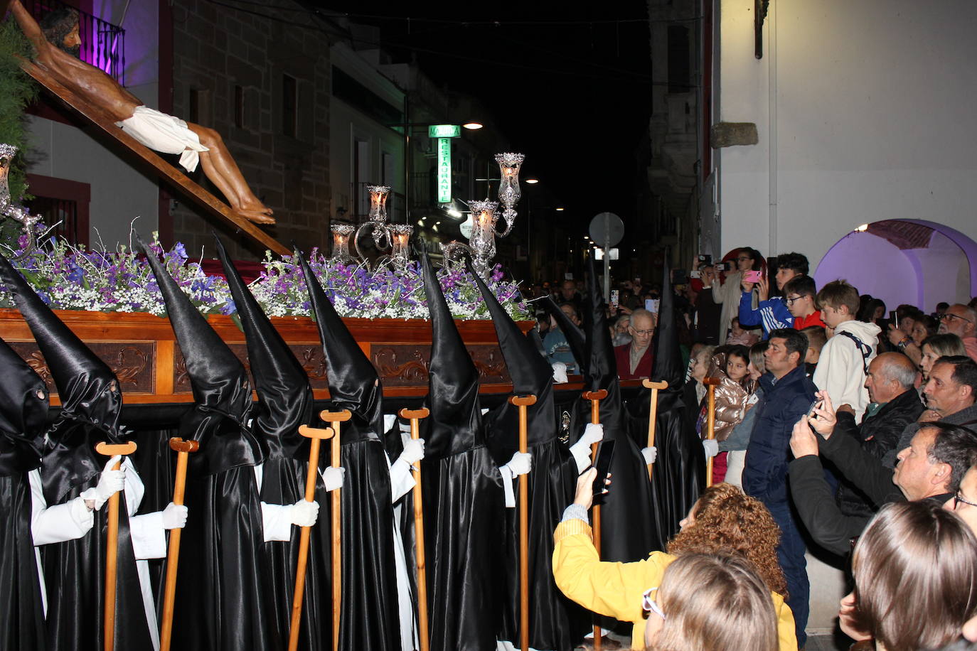El Cristo de la Peña vuelve a ser el centro de todas las miradas en una noche especial