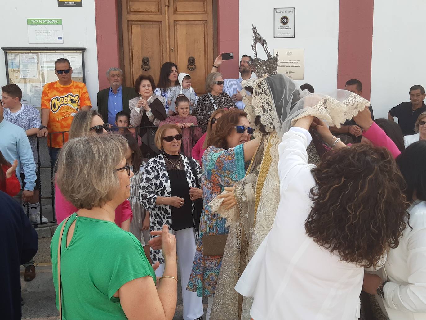 Imagen secundaria 2 - En encuentro entre Cristo Resucitado y la Virgen de la Alegría cierran los actos de la Semana Santa casareña