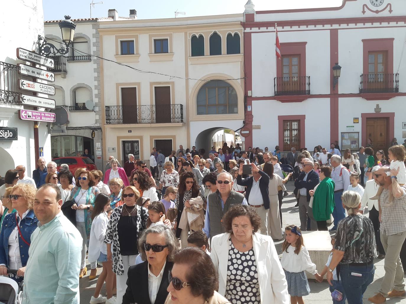 Imagen secundaria 1 - En encuentro entre Cristo Resucitado y la Virgen de la Alegría cierran los actos de la Semana Santa casareña