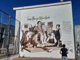 Un niño casareño delante del gran mural que ya puede disfrutarse en la pared de la pista deportiva, en las traseras de Creofonte.