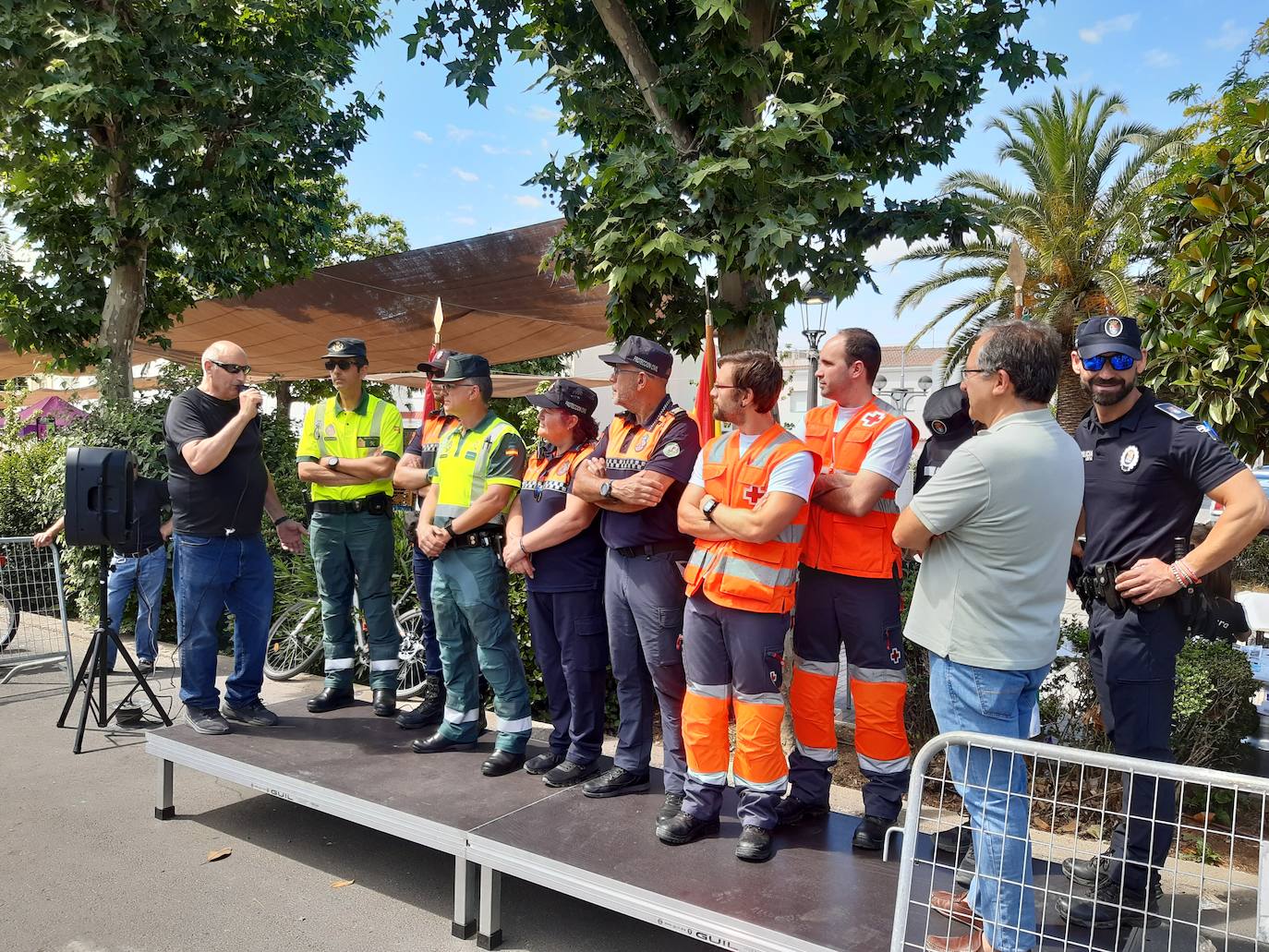 Imagen secundaria 1 - El asociacionismo local triunfa en su feria anual por su alta participación