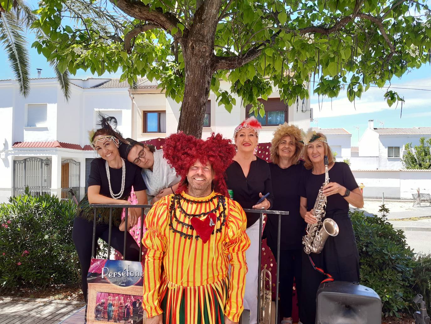 Imagen secundaria 1 - El asociacionismo local triunfa en su feria anual por su alta participación