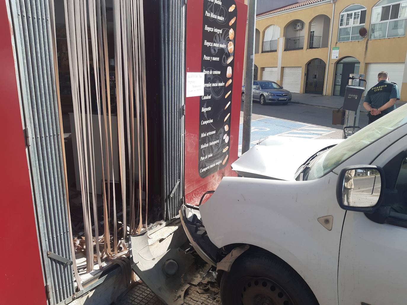 Imagen principal - Un vecino impacta con su turismo contra la puerta de un establecimiento en Ronda de La Charca