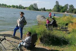 Ususarios de Adiscasar, ayer, en su primera jornada de pesca.