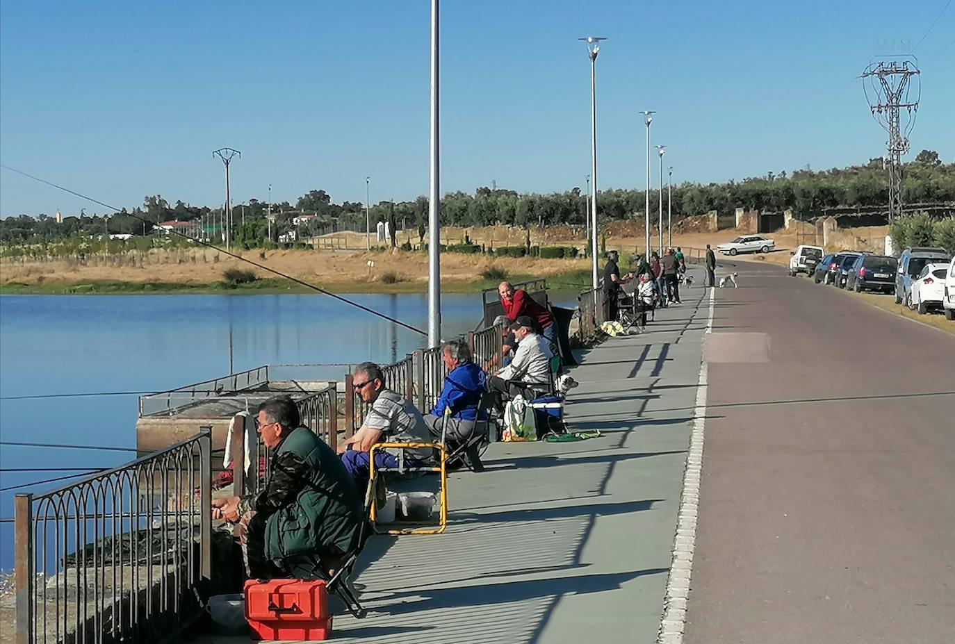 Los pescadores casareños lanzan sus cañas a La Charca y cada uno podrá capturar un máximo de 25 tencas cada semana