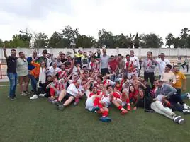 Jugadores, entrenadores, directiva y aficionados lo han celebrado junto al finalizar el encuentro.