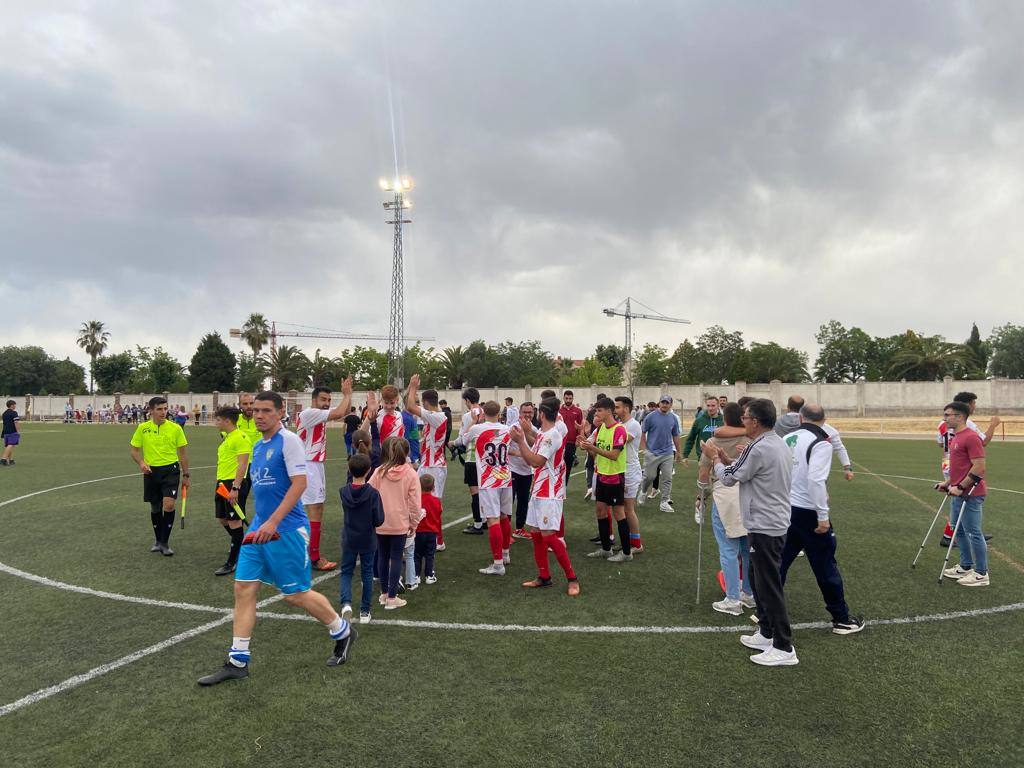 Imagen secundaria 2 - El Club Fútbol Casar de Cáceres seguirá en Primera División Extremeña la próxima temporada
