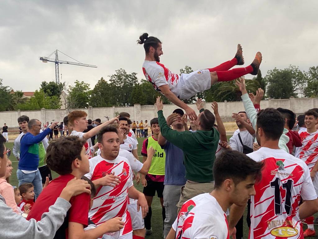 Imagen secundaria 1 - El Club Fútbol Casar de Cáceres seguirá en Primera División Extremeña la próxima temporada