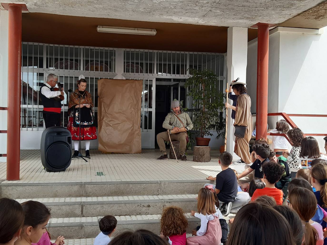 Imagen secundaria 1 - El colegio León Leal inaugura las bibliotecas de Infantil y Primaria