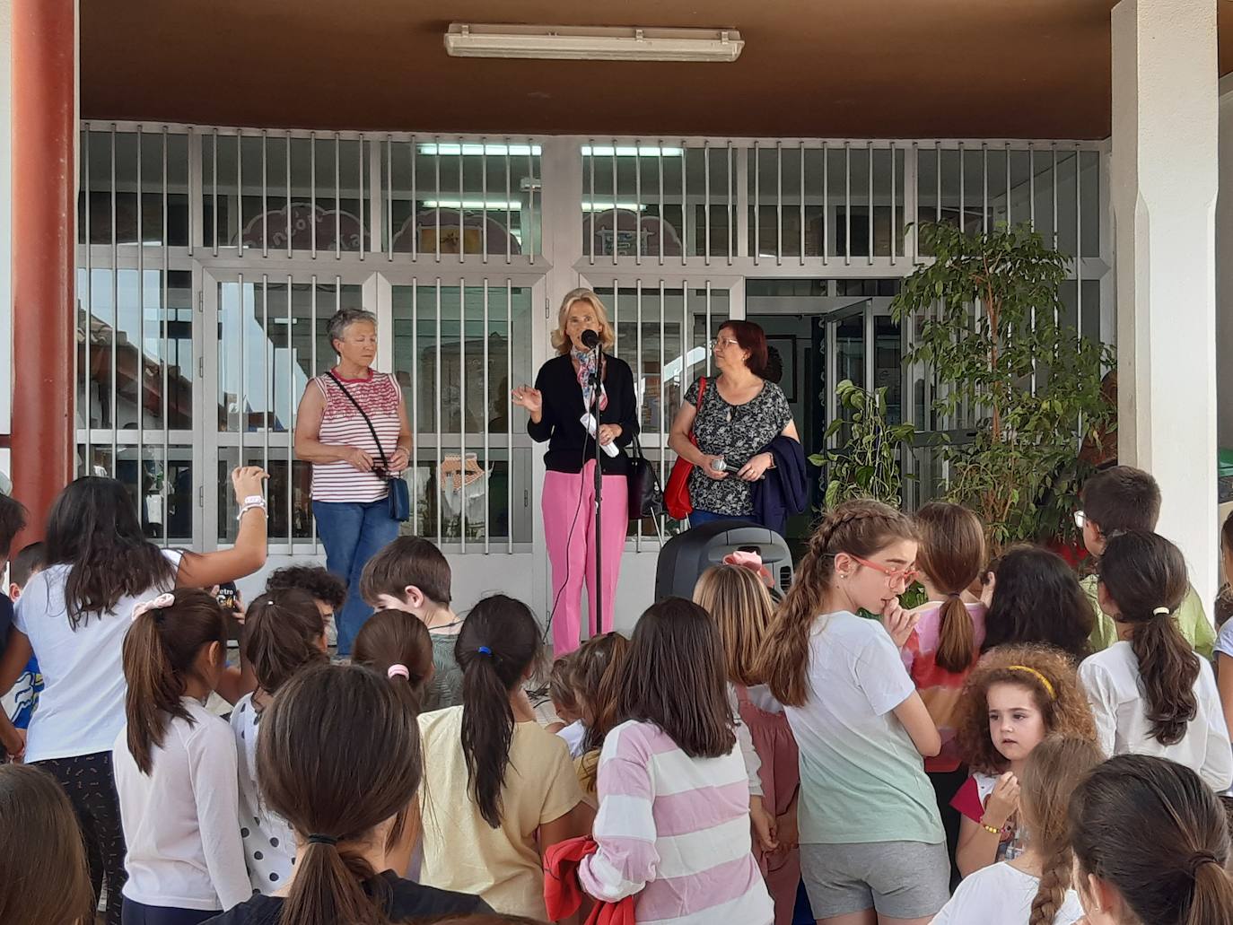Imagen secundaria 2 - El colegio León Leal inaugura las bibliotecas de Infantil y Primaria