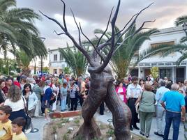 La nueva escultura fue ideada por el actor Santi Senso.