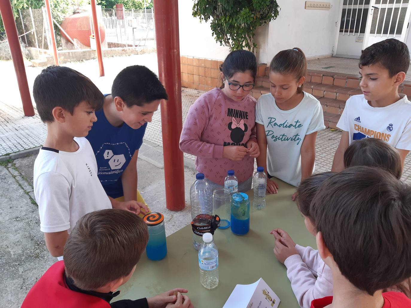 Imagen secundaria 1 - Siete niños participan en una nueva edición de la Feria Local de Ciencias