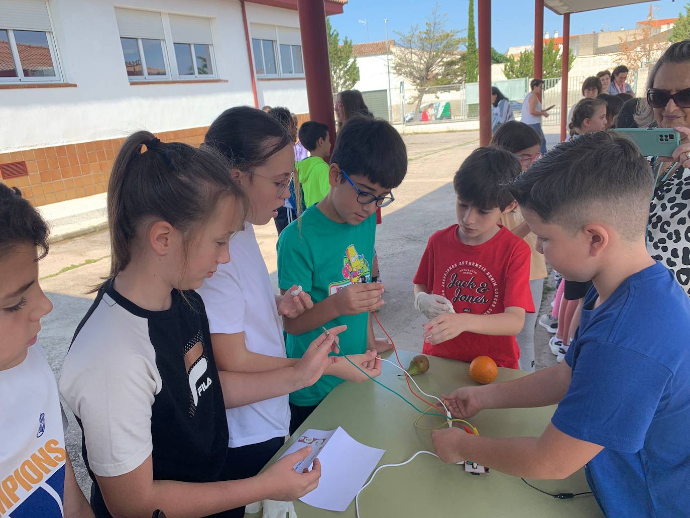 Imagen principal - Siete niños participan en una nueva edición de la Feria Local de Ciencias