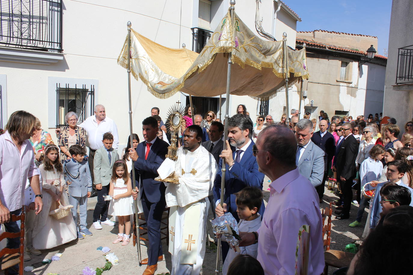 Calor y calles engalanadas en la celebración del Corpus Christi