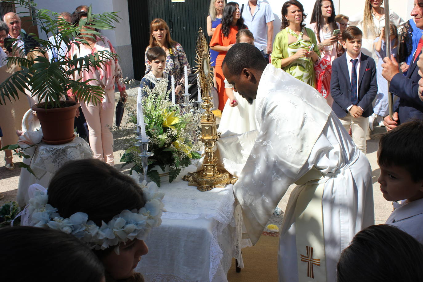 Calor y calles engalanadas en la celebración del Corpus Christi