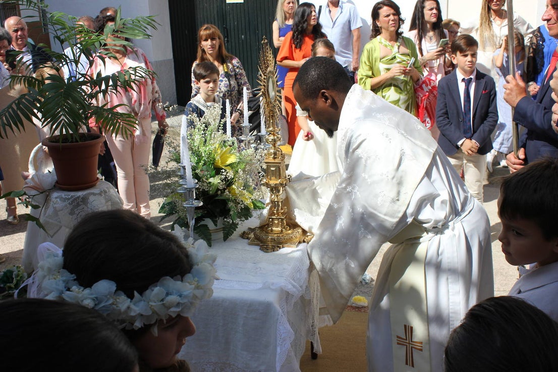 Calor y calles engalanadas en la celebración del Corpus Christi