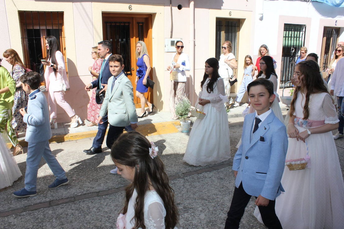 Calor y calles engalanadas en la celebración del Corpus Christi