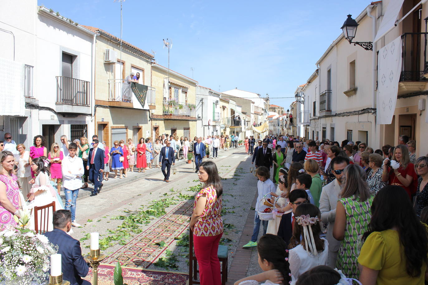 Calor y calles engalanadas en la celebración del Corpus Christi