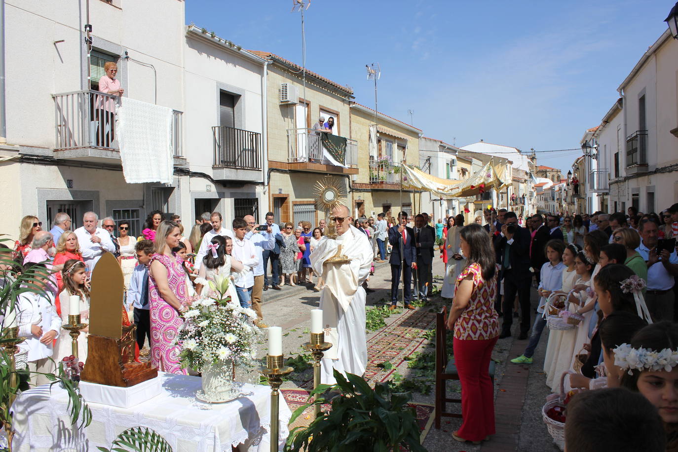 Calor y calles engalanadas en la celebración del Corpus Christi