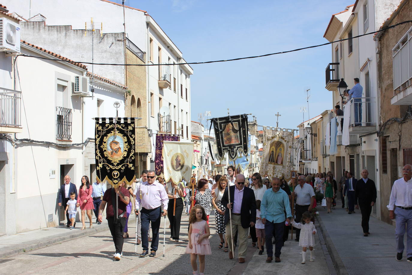 Calor y calles engalanadas en la celebración del Corpus Christi