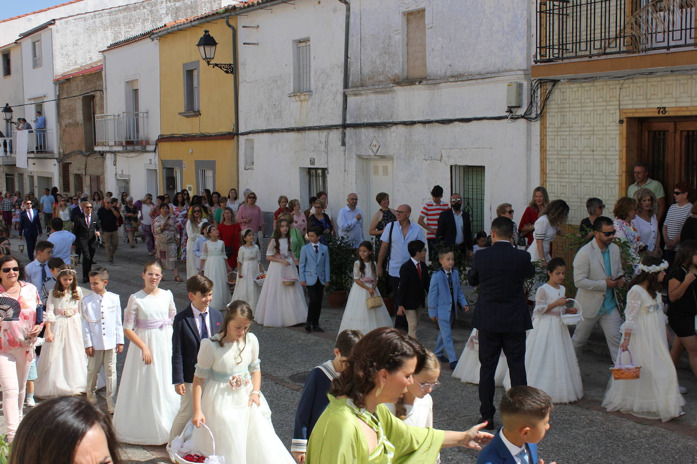 Calor y calles engalanadas en la celebración del Corpus Christi