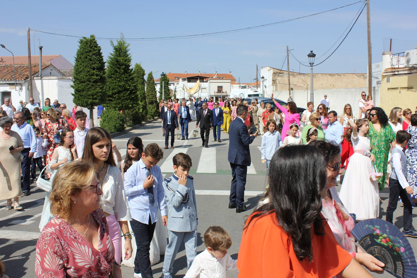 Calor y calles engalanadas en la celebración del Corpus Christi