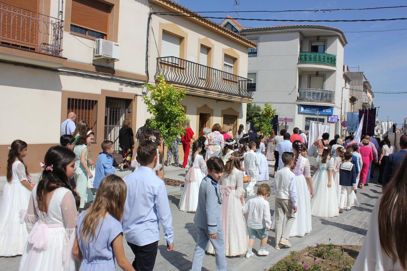 Calor y calles engalanadas en la celebración del Corpus Christi
