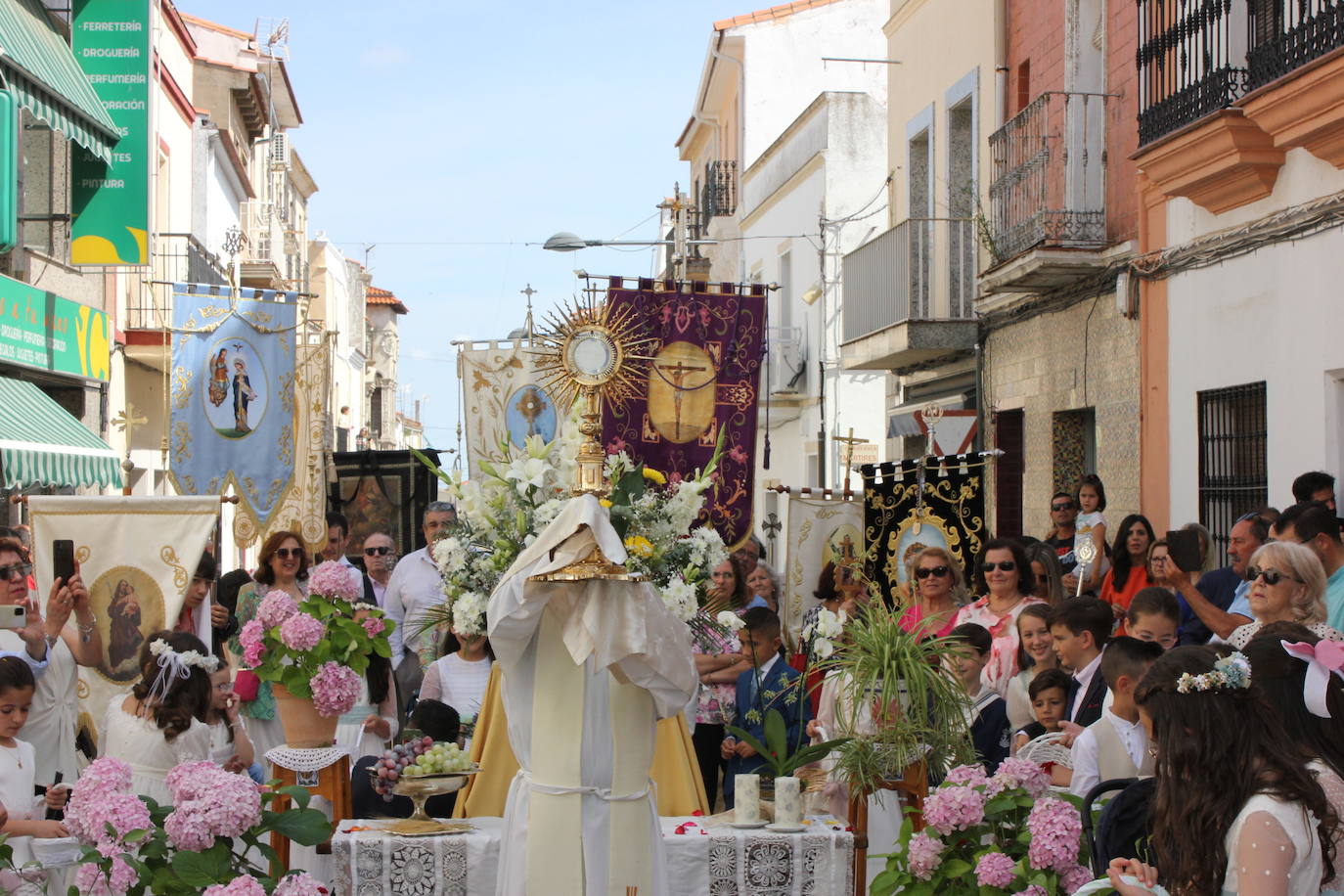 Calor y calles engalanadas en la celebración del Corpus Christi