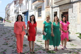 Mayordoma y diputadas de la cofradía saliente, ayer durante la procesión del Corpus Christi.