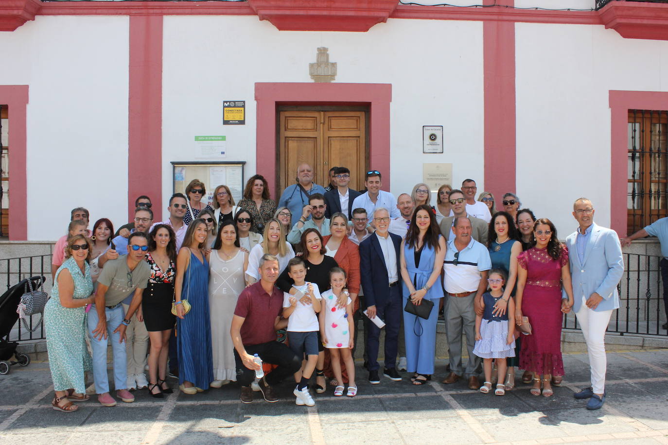 Imagen principal -  Guardiola junto a Marta Jordán, simpatizantes y concejales del Partido Popular. L.C.G.