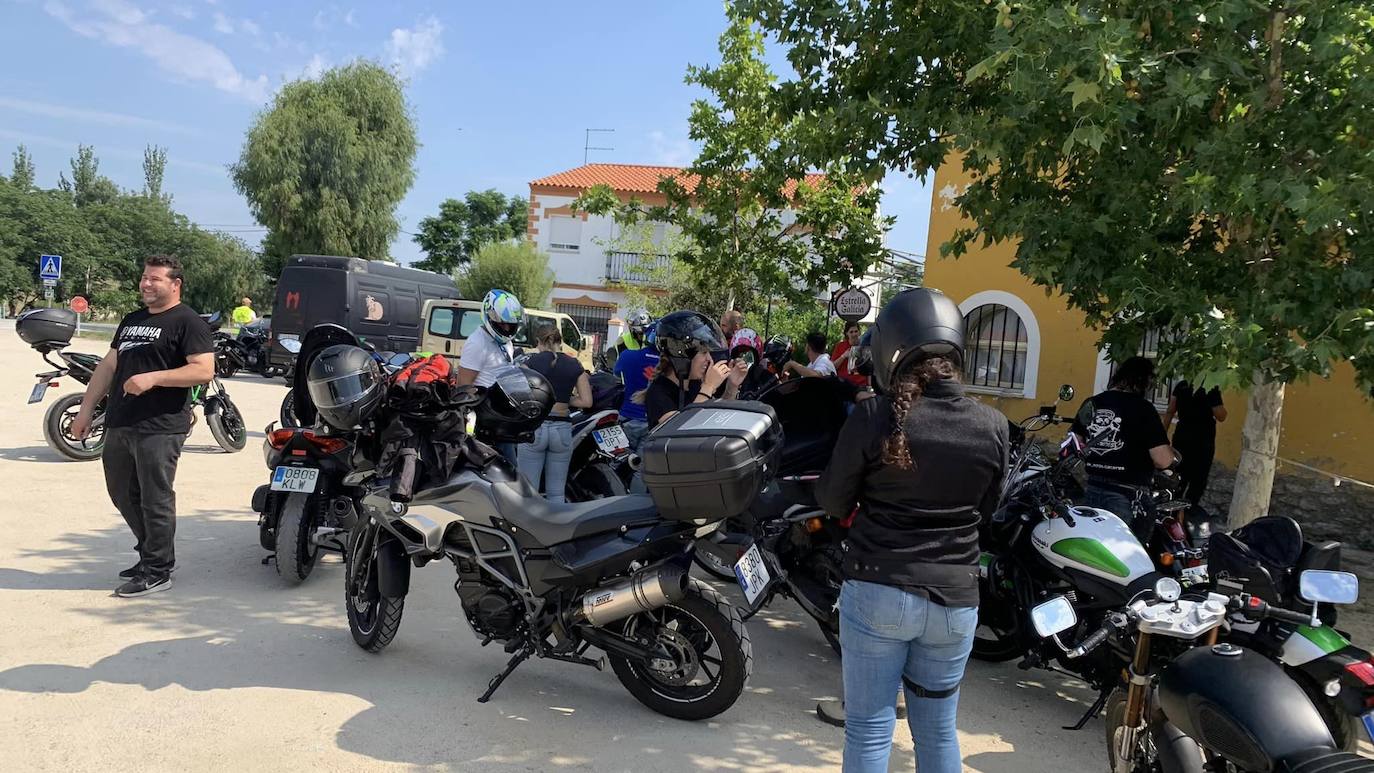 Imagen principal - Un centenar de moteros disfrutan de la III edición Moto Prado