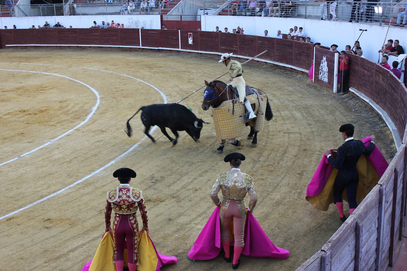Imagen secundaria 2 - Noche de triunfos en la Plaza de Toros de Casar de Cáceres