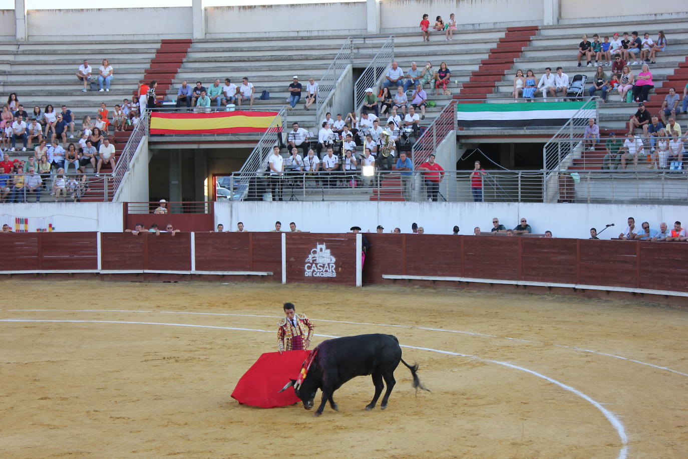 Imagen secundaria 1 - Noche de triunfos en la Plaza de Toros de Casar de Cáceres