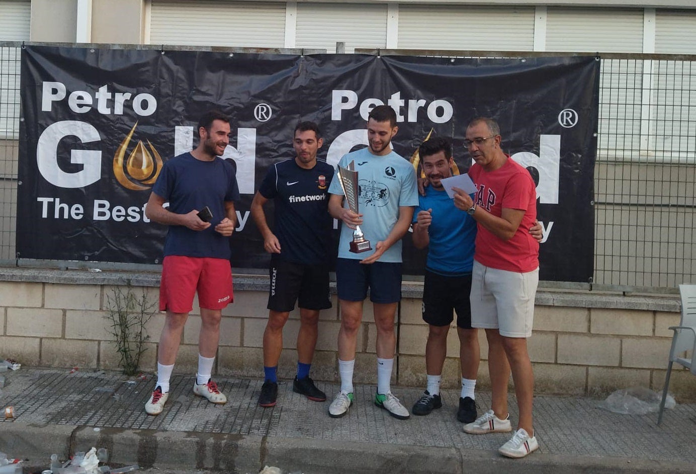 Imagen secundaria 1 - Récord de equipos en el Torneo 3x3 de fútbol calle organizado por la Hermandad del Cristo de la Peña