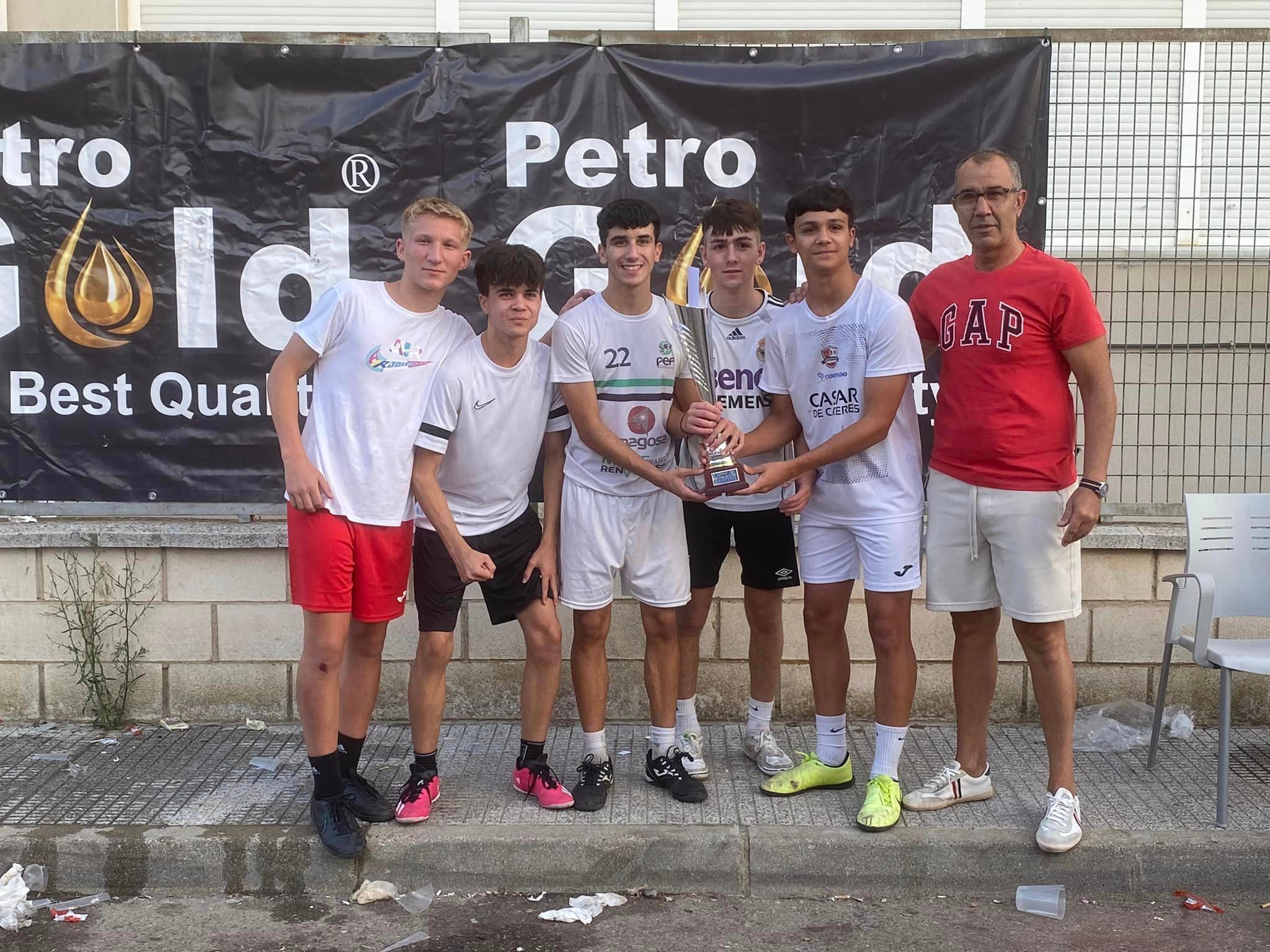 Imagen principal - Récord de equipos en el Torneo 3x3 de fútbol calle organizado por la Hermandad del Cristo de la Peña