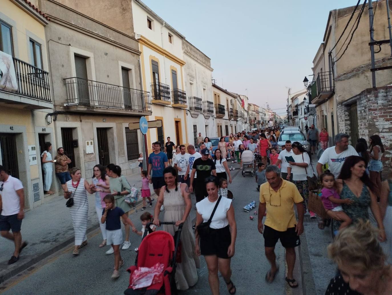 Imagen principal - Decenas de personas asisten a la velada de Santa Rita en las vísperas de Santiago