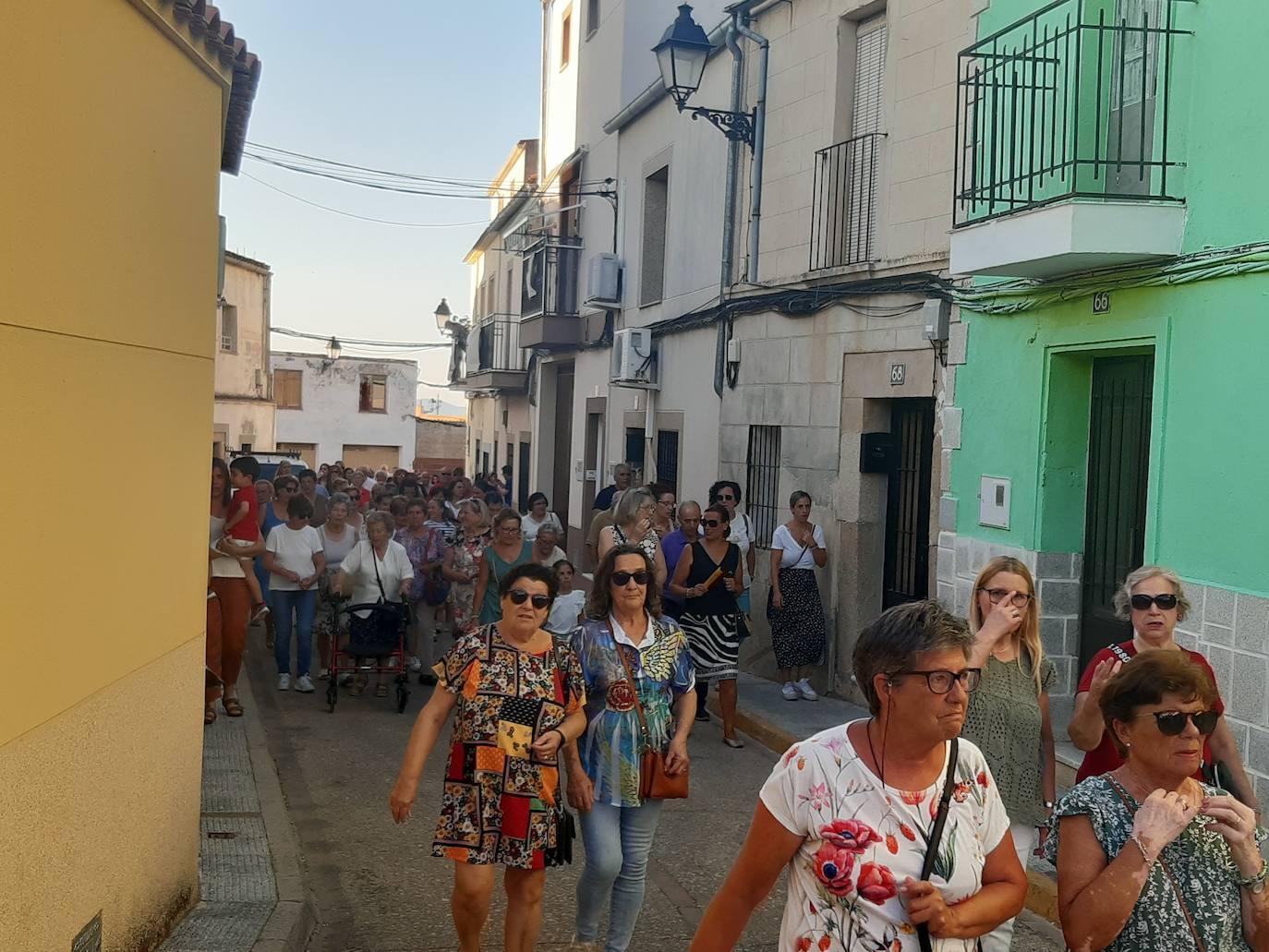 Imagen principal - Decenas de personas arropan a Santiago en su festividad