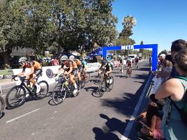 La Carrera ciclista del Ramo se celebra sin incidentes y con buen ambiente deportivo