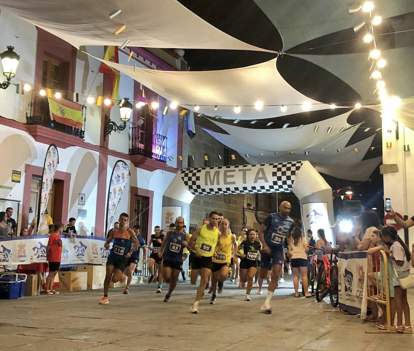 Imagen principal - Más de 300 inscritos apuestan por la bicicleta, la carrera popular nocturna y el piragüismo