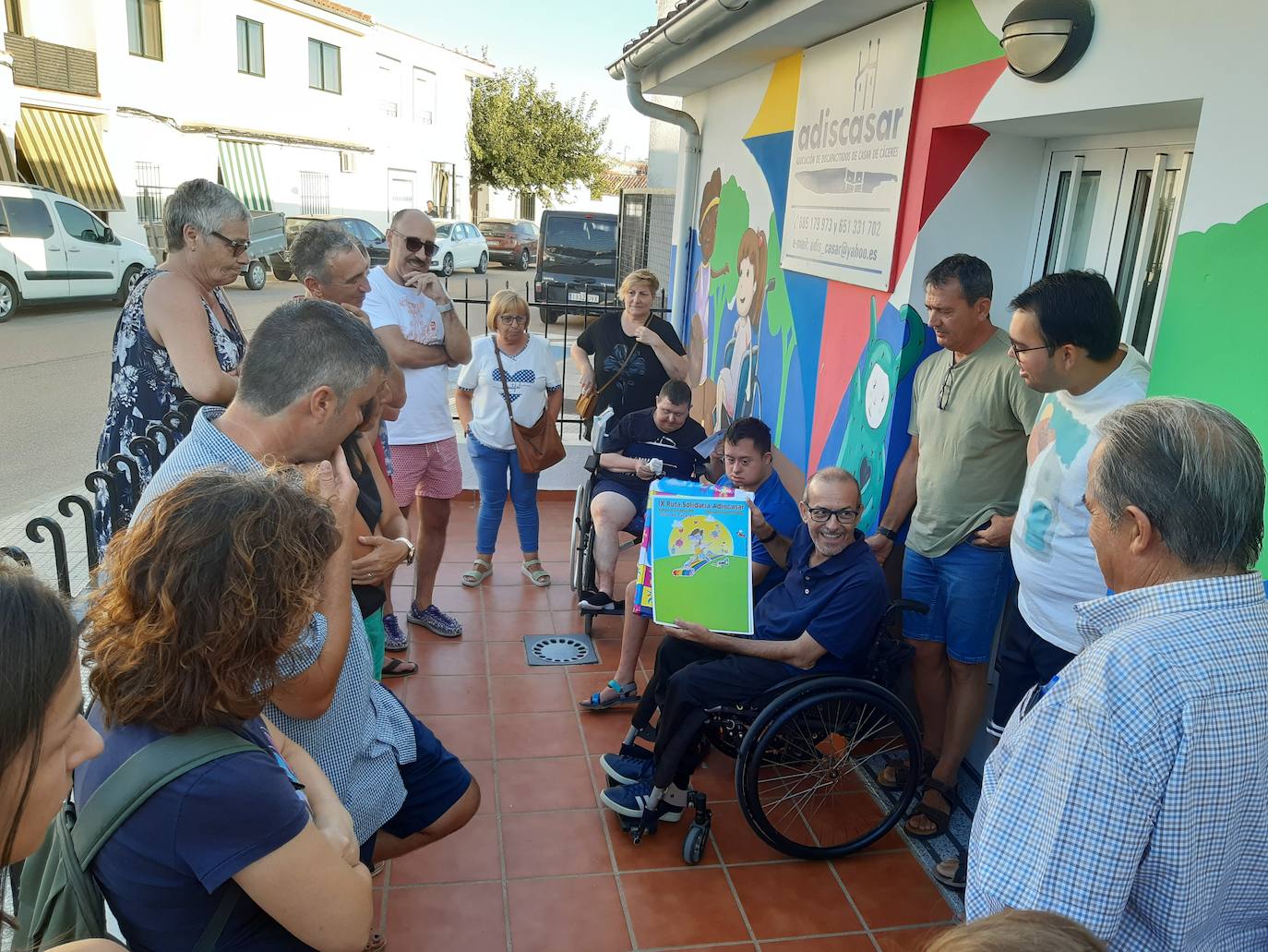 Imagen principal - Adiscasar presenta el cartel de su ruta solidaria que tendrá lugar el 22 de octubre