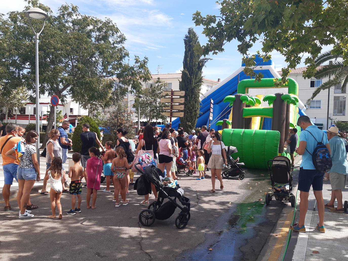 Imagen secundaria 1 - Los toboganes acuáticos y la espuma protagonizan el inicio del Viernes del Ramo