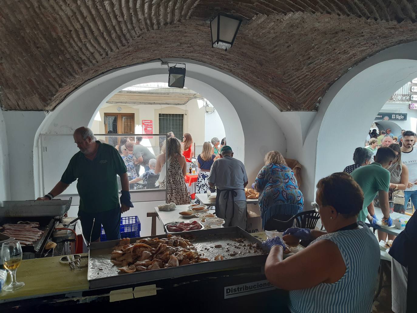 Imagen principal - La Plaza de España vuelve a ser el punto de encuentro en la fiesta de día