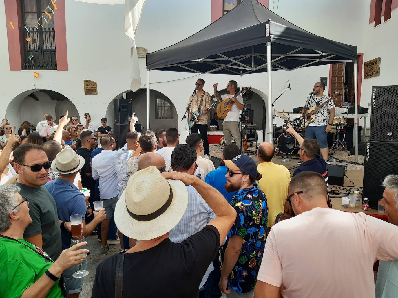 Imagen secundaria 1 - La Plaza de España vuelve a ser el punto de encuentro en la fiesta de día