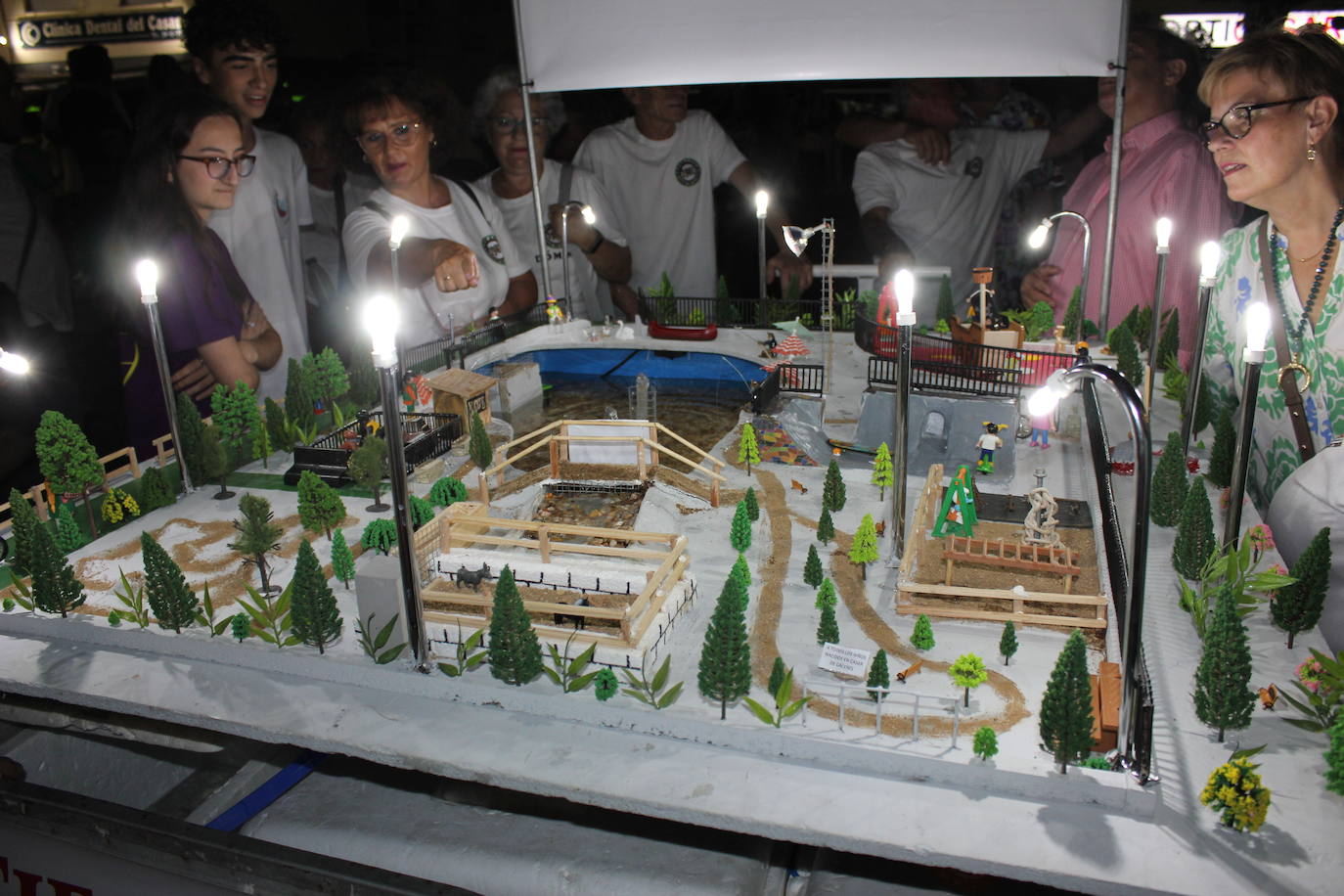 Imagen principal - La peña 'Los wayones' gana el concurso de carros de las fiestas del Ramo