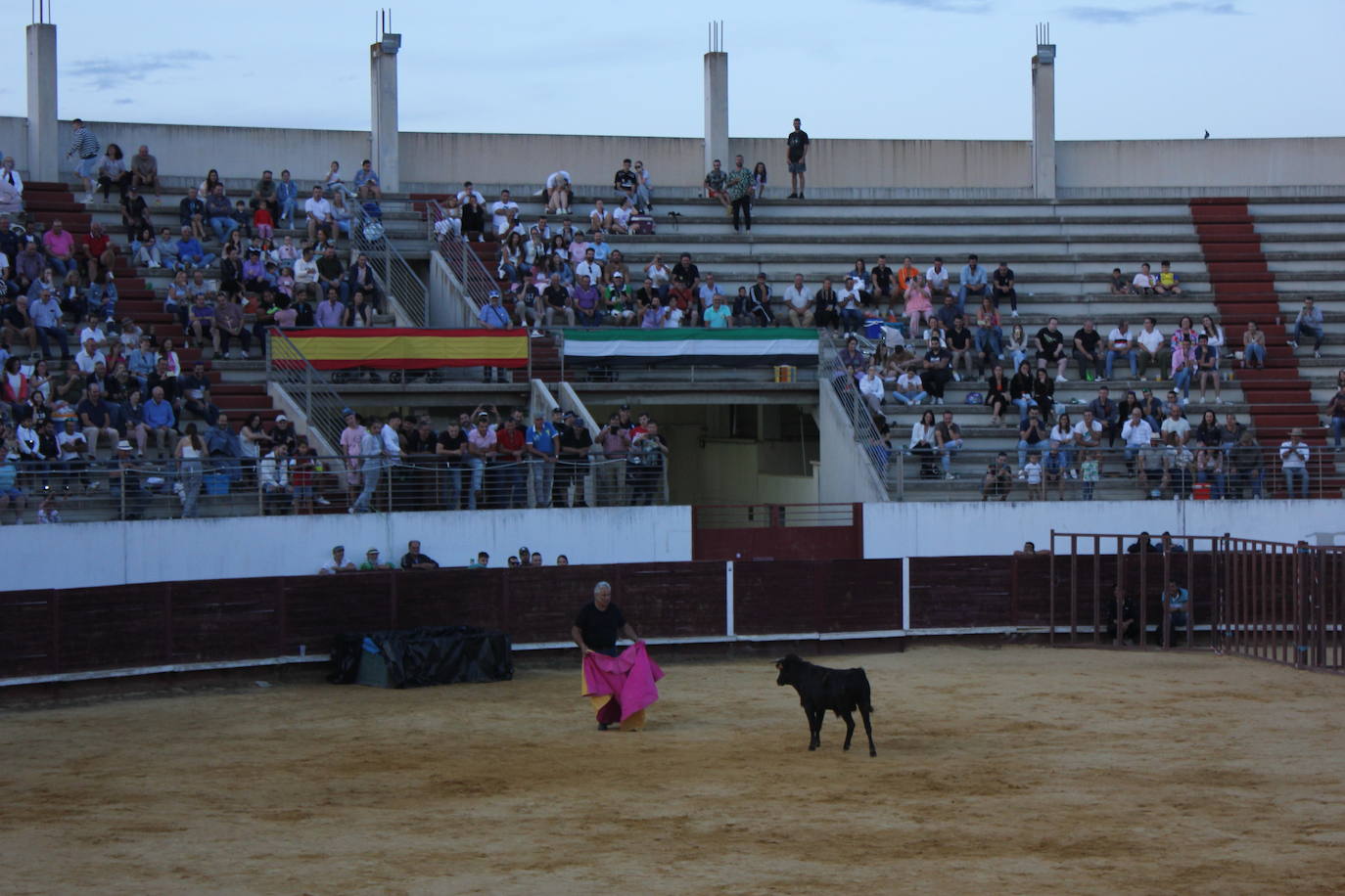 Imagen secundaria 1 - Media plaza de toros abarrotada para disfrutar de los festejos populares