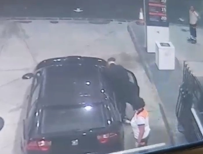 La cámara de vigilancia grabó el momento de este suceso.