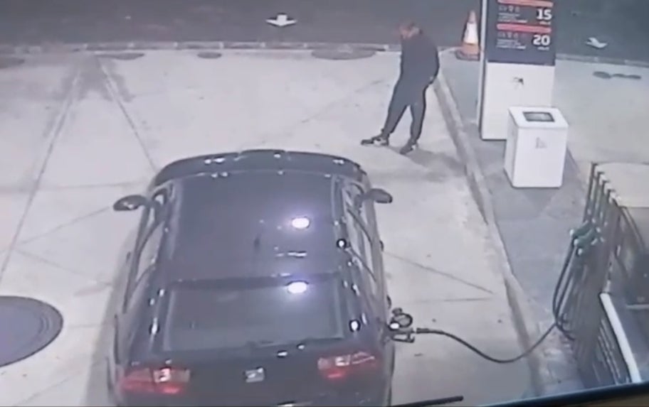 Imagen principal - El conductor de un turismo robado se da a la fuga de una gasolinera en Casar de Cáceres tras atropellar a un trabajador