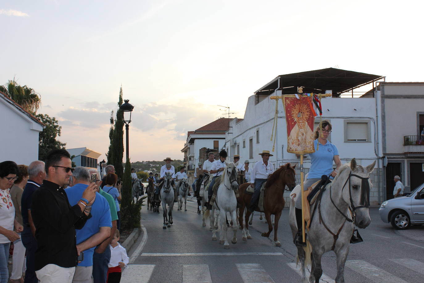 Imagen secundaria 1 - Una multitud da la bienvenida a la patrona casareña a su llegada a la localidad